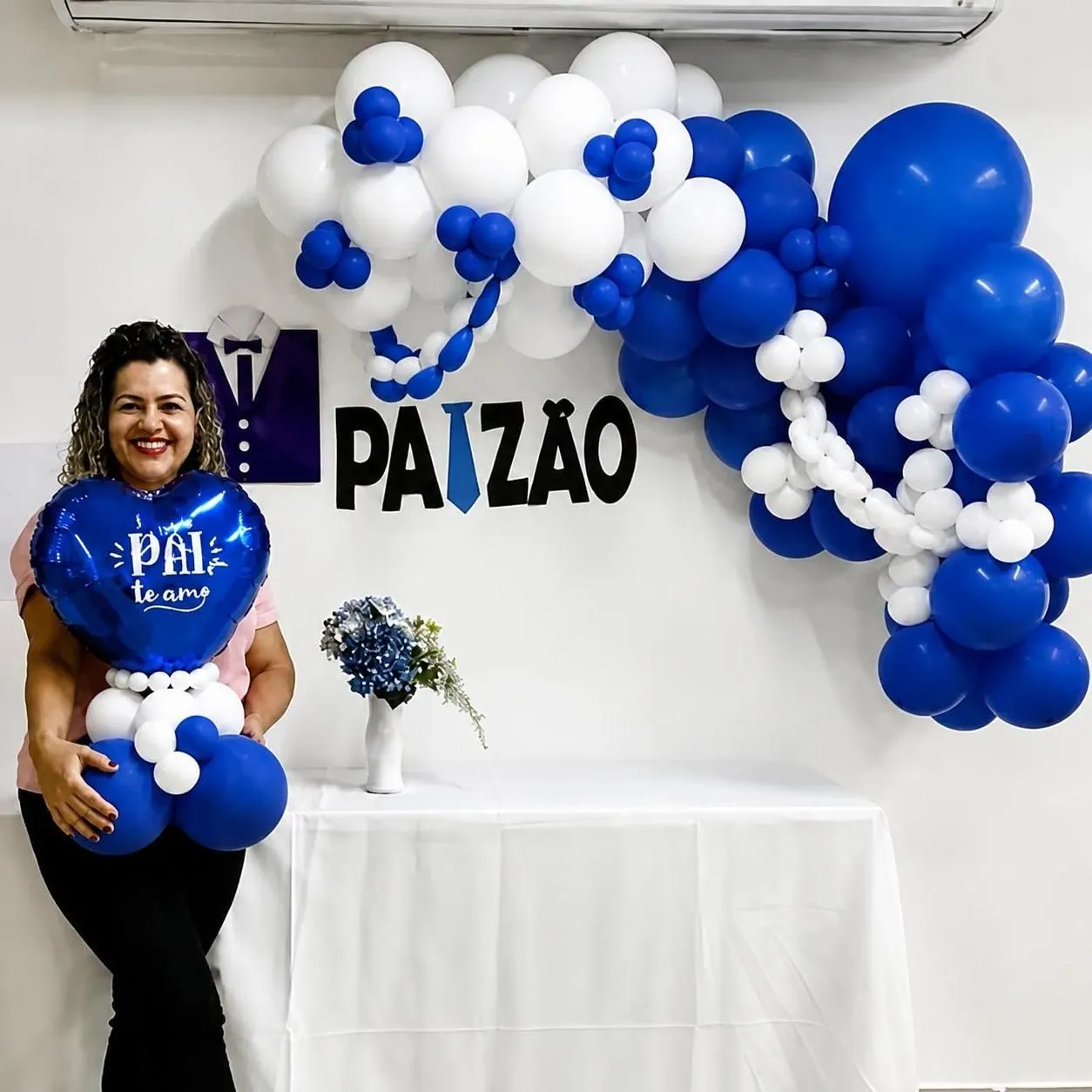 Decoração com balões azuis e brancos e o letreiro “Paizão”